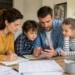 Famiglia italiana che consulta sullo smartphone le date dei pagamenti dell’Assegno unico seduta al tavolo di casa