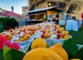 Tavolo con degustazioni gastronomiche durante la manifestazione Calici dei Cabrera nella Villa Comunale di Pozzallo.