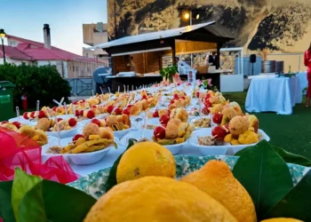 Tavolo con degustazioni gastronomiche durante la manifestazione Calici dei Cabrera nella Villa Comunale di Pozzallo.