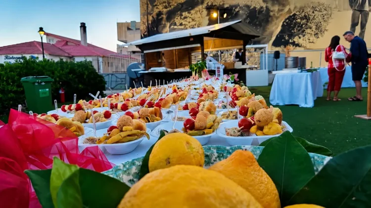 Tavolo con degustazioni gastronomiche durante la manifestazione Calici dei Cabrera nella Villa Comunale di Pozzallo.