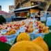 Tavolo con degustazioni gastronomiche durante la manifestazione Calici dei Cabrera nella Villa Comunale di Pozzallo.
