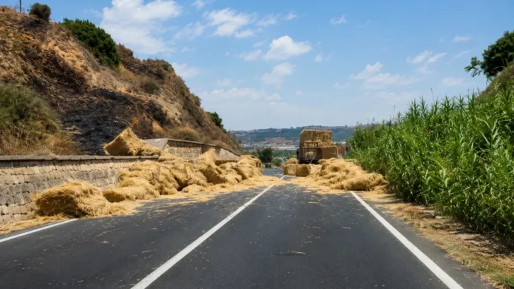 Camion con rimorchio ribaltato e paglia dispersa sulla Statale Gela-Vittoria dopo un incidente stradale