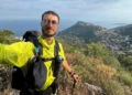 Camminatore di Scicli con zaino su sentiero in Francia