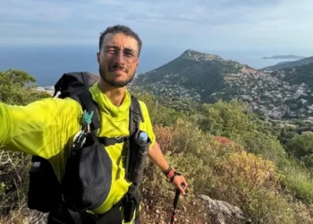 Camminatore di Scicli con zaino su sentiero in Francia
