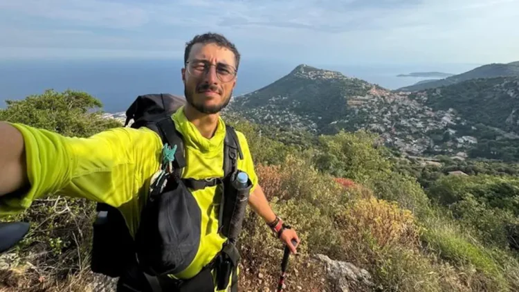 Camminatore di Scicli con zaino su sentiero in Francia