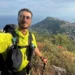 Camminatore di Scicli con zaino su sentiero in Francia
