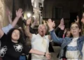 Partecipanti al Carrugghiu Fest durante una serata nel centro storico di Chiaramonte Gulfi.