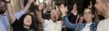 Partecipanti al Carrugghiu Fest durante una serata nel centro storico di Chiaramonte Gulfi.