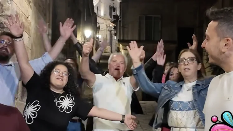 Partecipanti al Carrugghiu Fest durante una serata nel centro storico di Chiaramonte Gulfi.