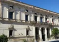Facciata del Palazzo del Comune di Ragusa, sede dell’amministrazione che ha fornito chiarimenti sulla sostituzione della cella frigorifera del cimitero di Marina di Ragusa.
