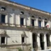Facciata del Palazzo del Comune di Ragusa, sede dell’amministrazione che ha fornito chiarimenti sulla sostituzione della cella frigorifera del cimitero di Marina di Ragusa.