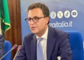 Nino Minardo durante una conferenza stampa nella sede di Forza Italia in Sicilia.
