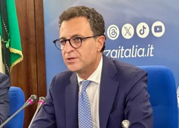 Nino Minardo durante una conferenza stampa nella sede di Forza Italia in Sicilia.