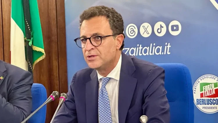 Nino Minardo durante una conferenza stampa nella sede di Forza Italia in Sicilia.