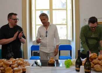 Cesare Bocci durante la preparazione della tradizionale Testa di Turco insieme a due pasticceri a Scicli