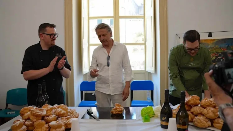Cesare Bocci durante la preparazione della tradizionale Testa di Turco insieme a due pasticceri a Scicli