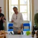 Cesare Bocci durante la preparazione della tradizionale Testa di Turco insieme a due pasticceri a Scicli