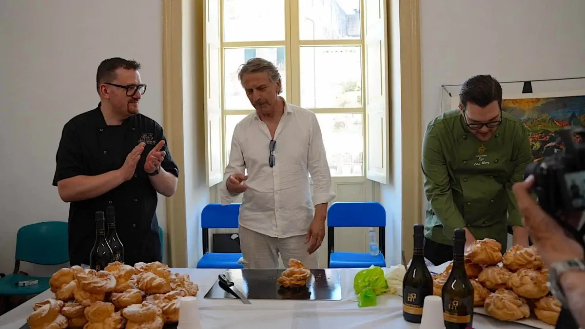 Cesare Bocci durante la preparazione della tradizionale Testa di Turco insieme a due pasticceri a Scicli