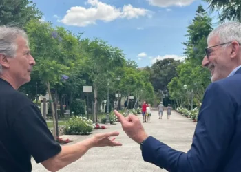 Cesare Bocci e il sindaco di Ragusa Peppe Cassì durante una passeggiata nel centro cittadino.