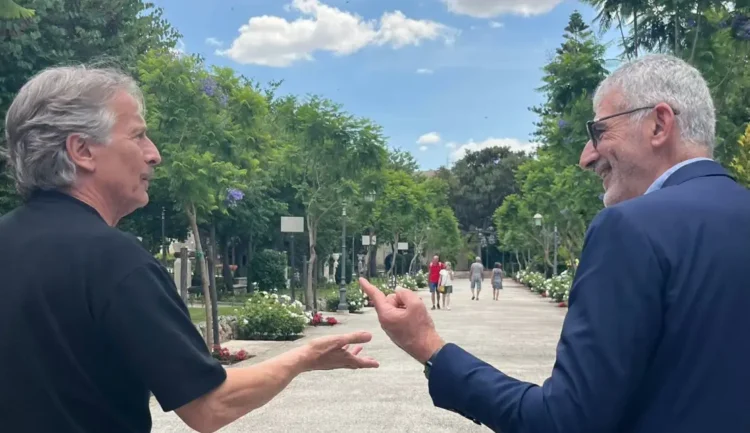 Cesare Bocci e il sindaco di Ragusa Peppe Cassì durante una passeggiata nel centro cittadino.