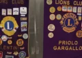 Gagliardetti dei Lions Club di Lentini e Priolo Gargallo esposti durante una cerimonia associativa