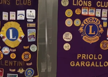 Gagliardetti dei Lions Club di Lentini e Priolo Gargallo esposti durante una cerimonia associativa