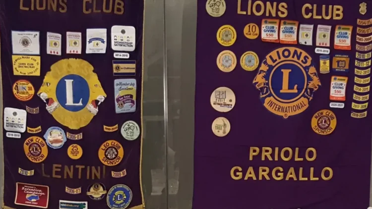 Gagliardetti dei Lions Club di Lentini e Priolo Gargallo esposti durante una cerimonia associativa