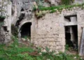 Ingresso della chiesa rupestre di Santa Venera a Modica tra pareti rocciose e strutture in pietra
