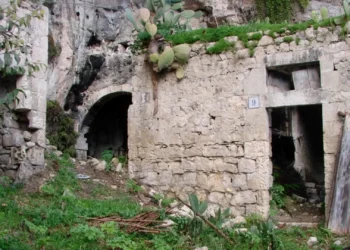 Ingresso della chiesa rupestre di Santa Venera a Modica tra pareti rocciose e strutture in pietra