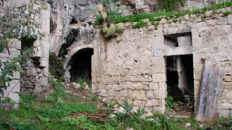 Ingresso della chiesa rupestre di Santa Venera a Modica tra pareti rocciose e strutture in pietra