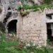 Ingresso della chiesa rupestre di Santa Venera a Modica tra pareti rocciose e strutture in pietra