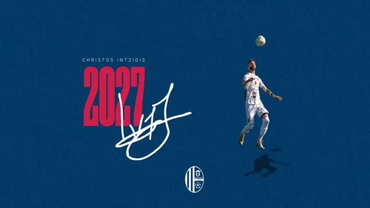 Christos Intzidis con la maglia del Modica Calcio nella grafica che annuncia la sua conferma per la stagione 2027