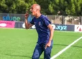 Ciccio Di Rosa durante una partita del Frigintini Calcio mentre impartisce indicazioni dalla panchina.