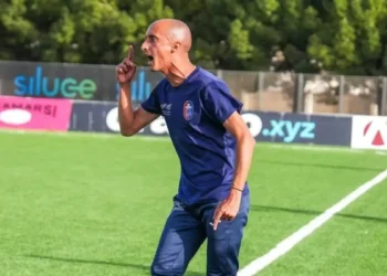 Ciccio Di Rosa durante una partita del Frigintini Calcio mentre impartisce indicazioni dalla panchina.