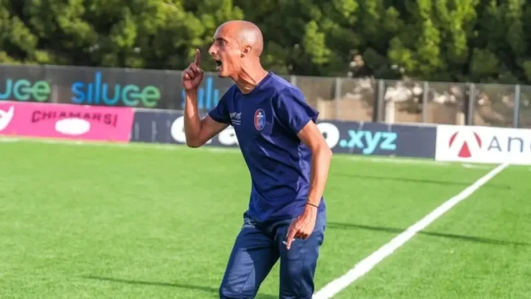 Ciccio Di Rosa durante una partita del Frigintini Calcio mentre impartisce indicazioni dalla panchina.
