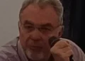 Claudio Paterna durante un incontro pubblico con microfono in mano a Palermo.