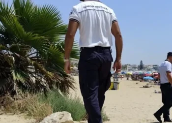 Guardia Costiera su una duna del litorale di Ispica