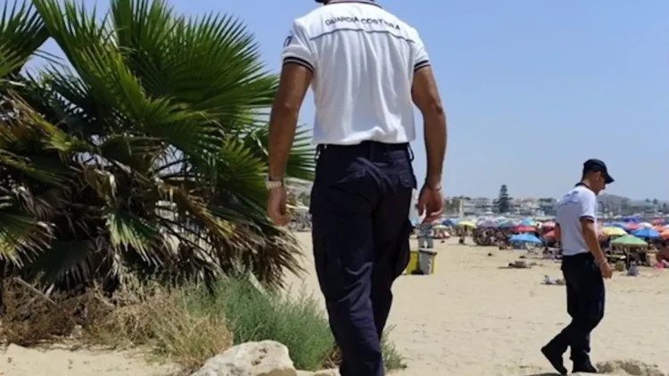 Guardia Costiera su una duna del litorale di Ispica