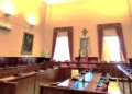 Sala consiliare di Comiso con incontro tra Comune e Questura sulla sicurezza