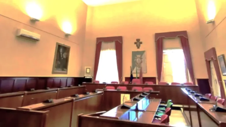 Sala consiliare di Comiso con incontro tra Comune e Questura sulla sicurezza