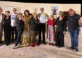 Componenti della Compagnia Teatrale San Giovanni Battista sul palco dell’Anfiteatro Raganzino di Pozzallo dopo lo spettacolo.