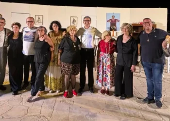 Componenti della Compagnia Teatrale San Giovanni Battista sul palco dell’Anfiteatro Raganzino di Pozzallo dopo lo spettacolo.