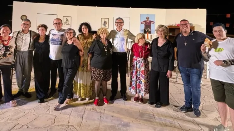 Componenti della Compagnia Teatrale San Giovanni Battista sul palco dell’Anfiteatro Raganzino di Pozzallo dopo lo spettacolo.
