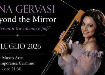 La musicista Lina Gervasi con il theremin durante la presentazione del concerto "Beyond the Mirror" in programma al MACC di Scicli.
