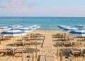 Ombrelloni e lettini su uno stabilimento balneare affacciato sul mare, tema del dibattito sulle concessioni a Pozzallo