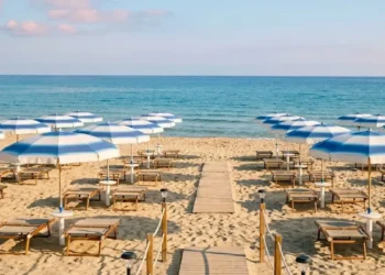 Ombrelloni e lettini su uno stabilimento balneare affacciato sul mare, tema del dibattito sulle concessioni a Pozzallo
