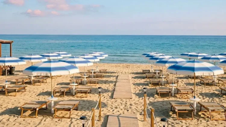 Ombrelloni e lettini su uno stabilimento balneare affacciato sul mare, tema del dibattito sulle concessioni a Pozzallo