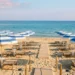 Ombrelloni e lettini su uno stabilimento balneare affacciato sul mare, tema del dibattito sulle concessioni a Pozzallo