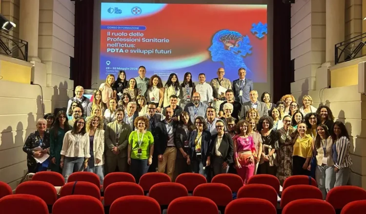 Professionisti sanitari durante il congresso sull’ictus al Teatro Naselli di Comiso