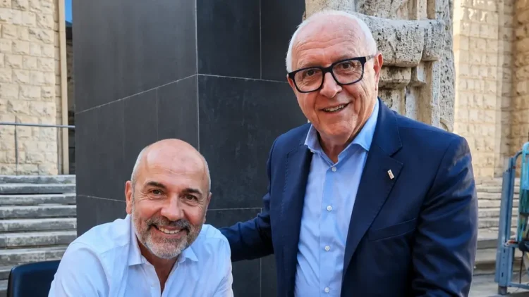 Angelo Aliquò insieme a un interlocutore durante la presentazione del libro a Ragusa nell'ambito della rassegna EXTRA VOLUME